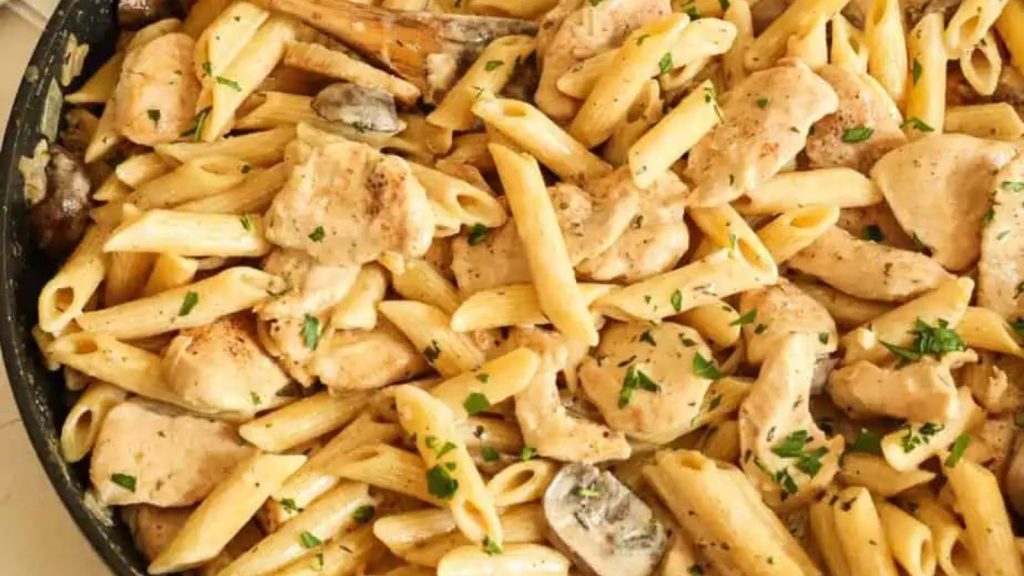 28 Incredibly Tasty Mushroom Recipes With Freshly-Foraged Flavors 24 This quick and easy pasta combines browned chicken breast pieces with mushrooms, onions, and garlic in a creamy white wine Parmesan sauce seasoned with thyme, oregano, and parsley.