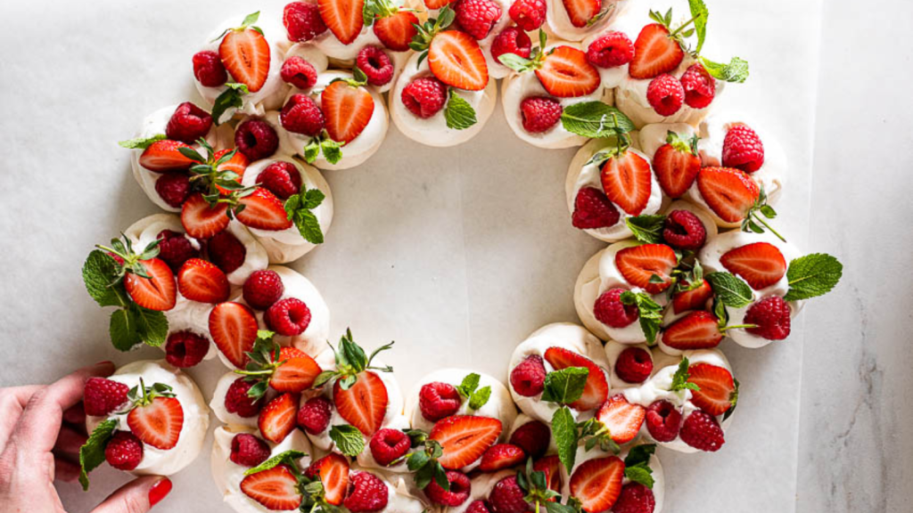 12 Edible Wreaths (Almost) Too Pretty to Eat 7 Pull Apart Pavlova Wreath