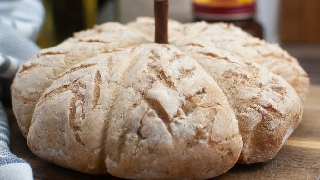 A loaf of bread sitting on a cutting board.