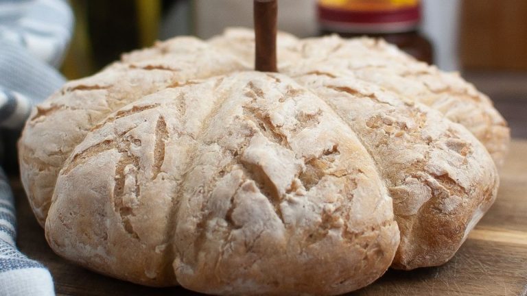 A loaf of bread sitting on a cutting board.