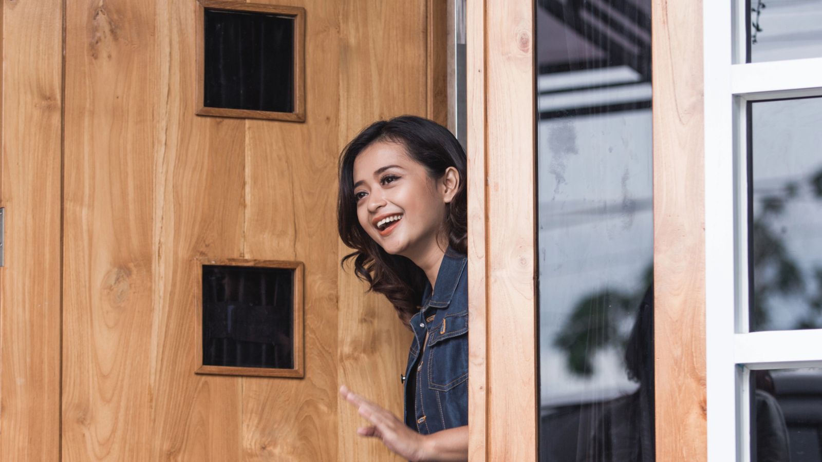 Your stress-less, laugh-more playbook for hosting guests during the holidays