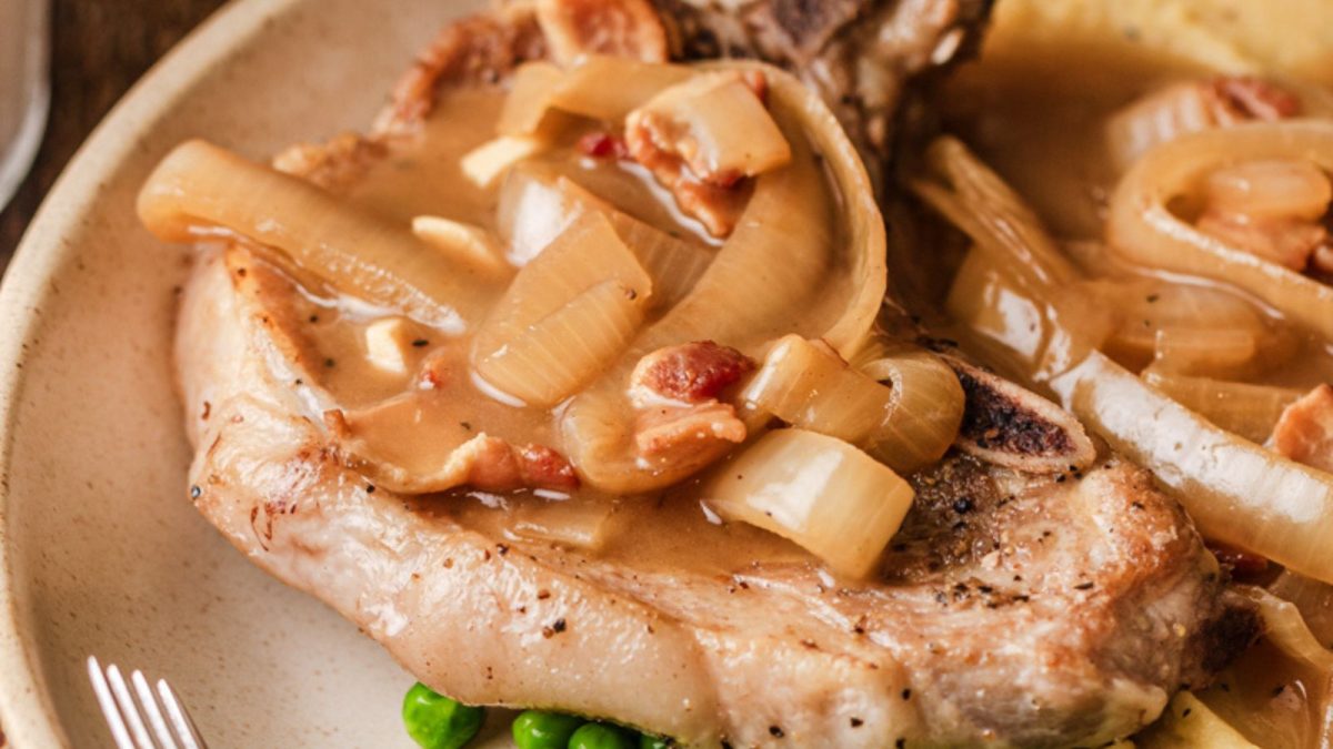 18 Crockpot Recipes That Practically Make Themselves 12 Crockpot Smothered Pork Chops