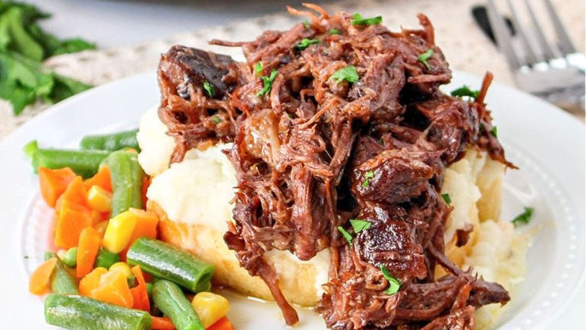 18 Crockpot Recipes That Practically Make Themselves 18 Slow Cooker Beef Manhattan (2)