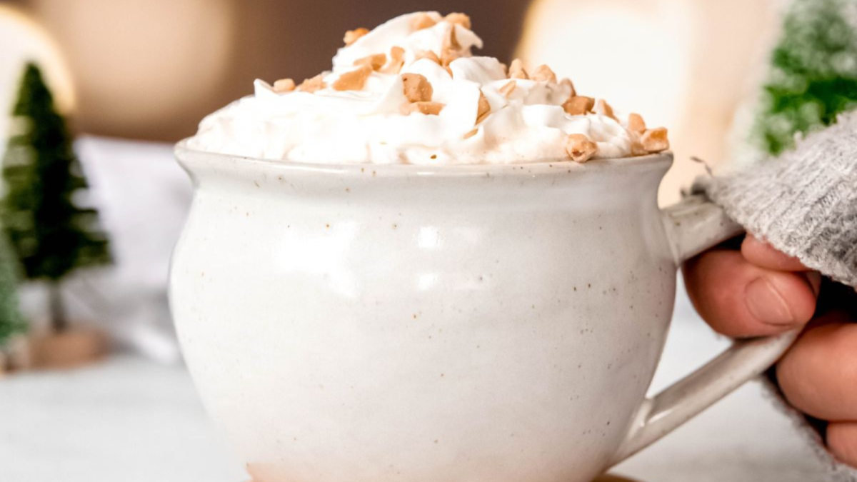 19 Festive Drinks to Warm Your Heart This Christmas 1 Starbucks Caramel Brûlée Latte