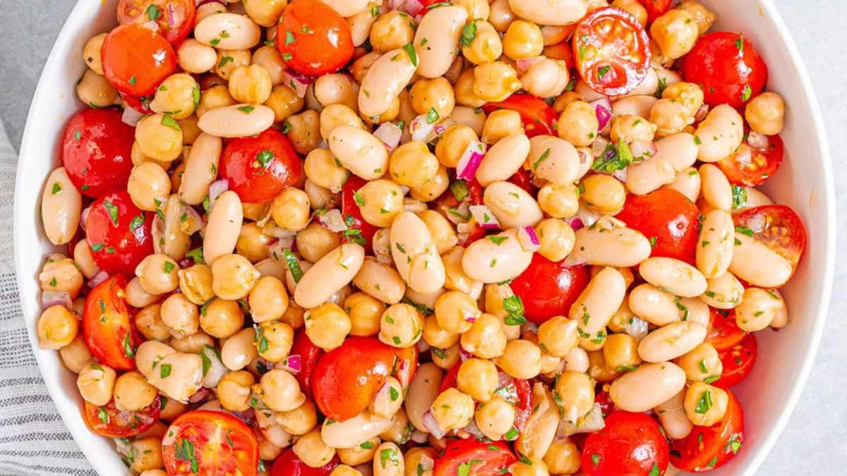 18 Easy Canned Bean Recipes to Use Up Your Pantry Stockpile 2 italian-bean-salad