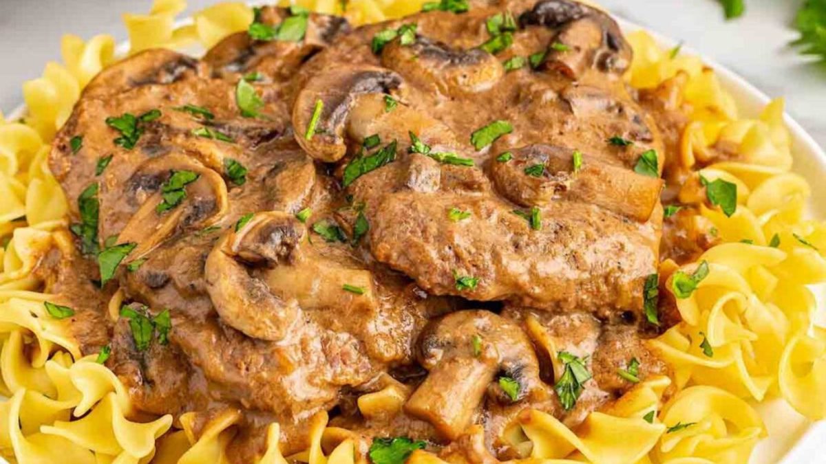 16 Easy Meals That Start with a Can of Cream of Mushroom Soup 6 Crock Pot Cube Steak and Gravy