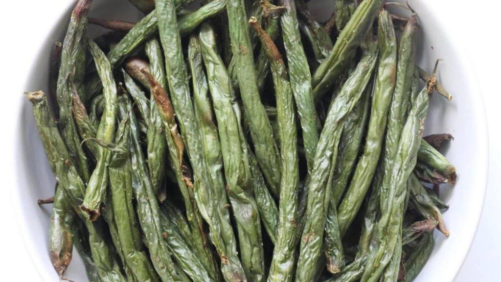 23 Easy, Tasty, and Totally Addictive Air Fryer Vegetables 21 overhead view of bowl of crispy air fryer green beans