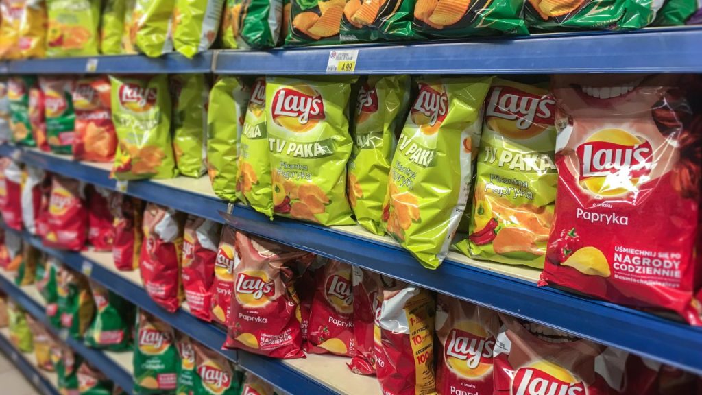 14 Unique Survival Hacks That Break All The Rules 1 lays chips on a shelf grocery store