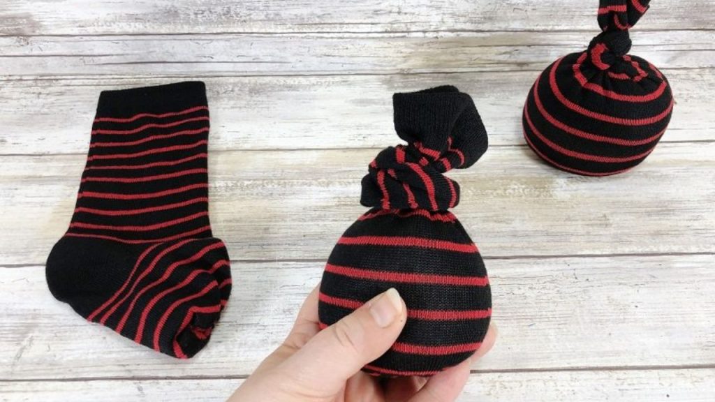 9 Brilliant Crafting Ideas That Use Old Socks 9 no sew bean bags