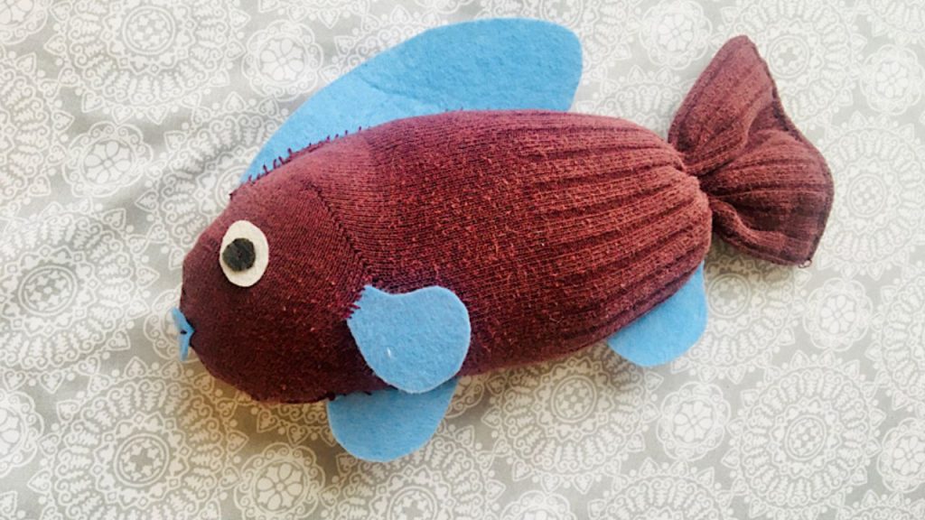 9 Brilliant Crafting Ideas That Use Old Socks 4 sock fish