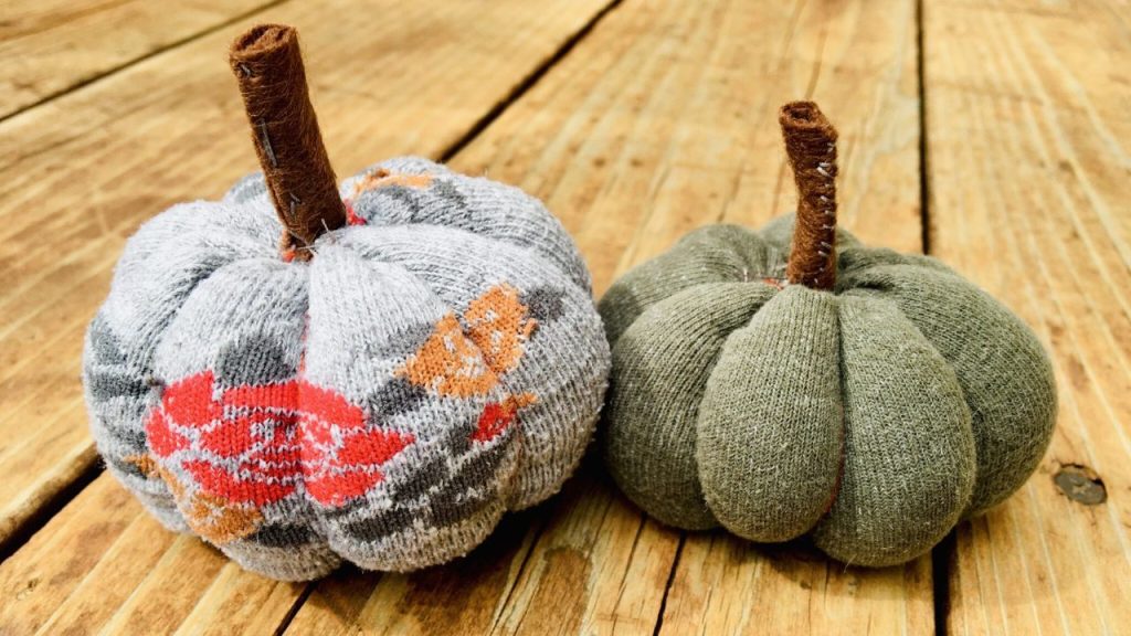 9 Brilliant Crafting Ideas That Use Old Socks 6 sock pumpkin
