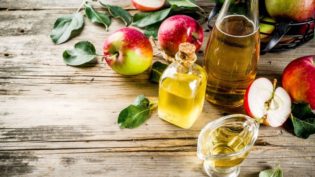 apple cider vinegar with apples