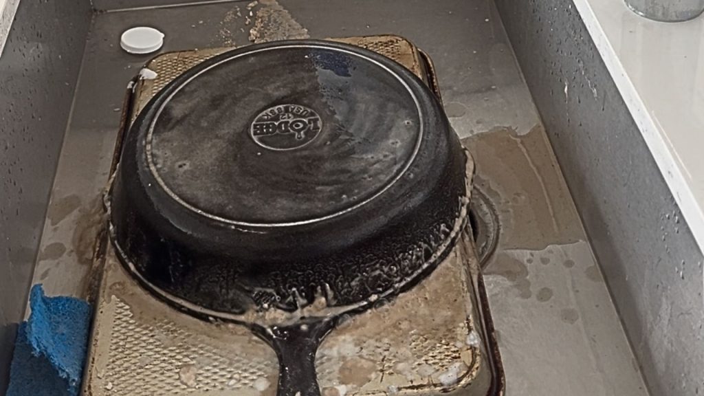 Rusted Cast Iron Skillet? Here’s The Secret To Restoring It 4 vinegar on cast iron
