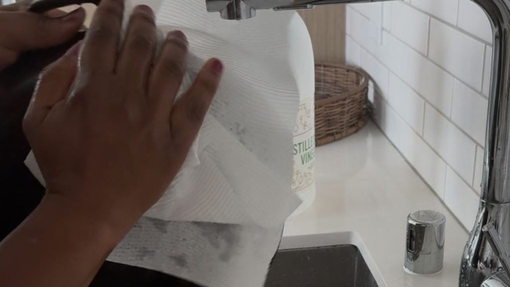 Rusted Cast Iron Skillet? Here’s The Secret To Restoring It 6 wiping cast iron skillet