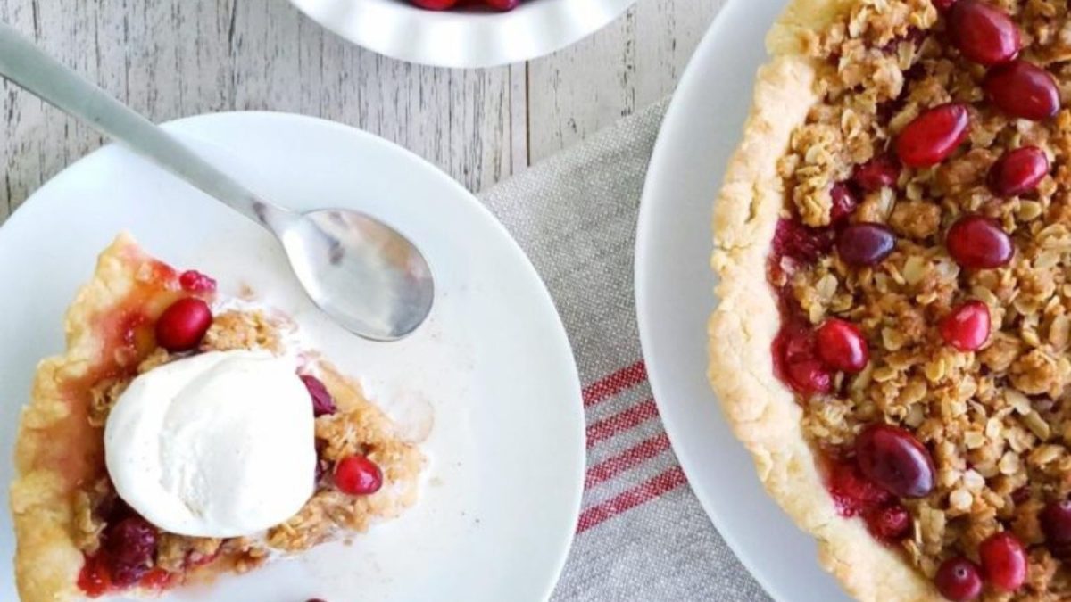21 Homemade Pies So Good Everyone Will Practically Beg for Seconds 10 Cranberry Apple Crumble Pie