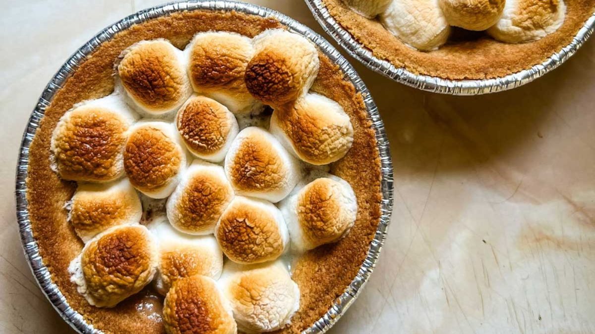 21 Homemade Pies So Good Everyone Will Practically Beg for Seconds 18 S'mores Mini Pies