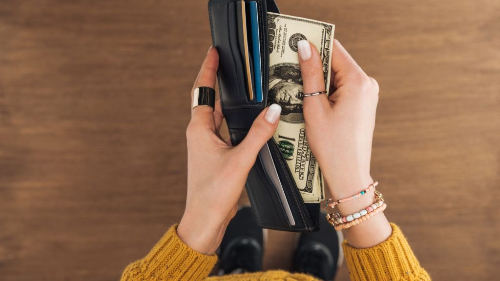 15 Urban Survival Tricks for City Folks Who Don’t Have a Bunker 6 woman with cash in wallet