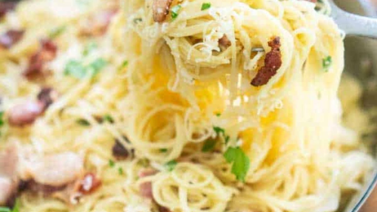 Easy Pasta Carbonara with Bacon