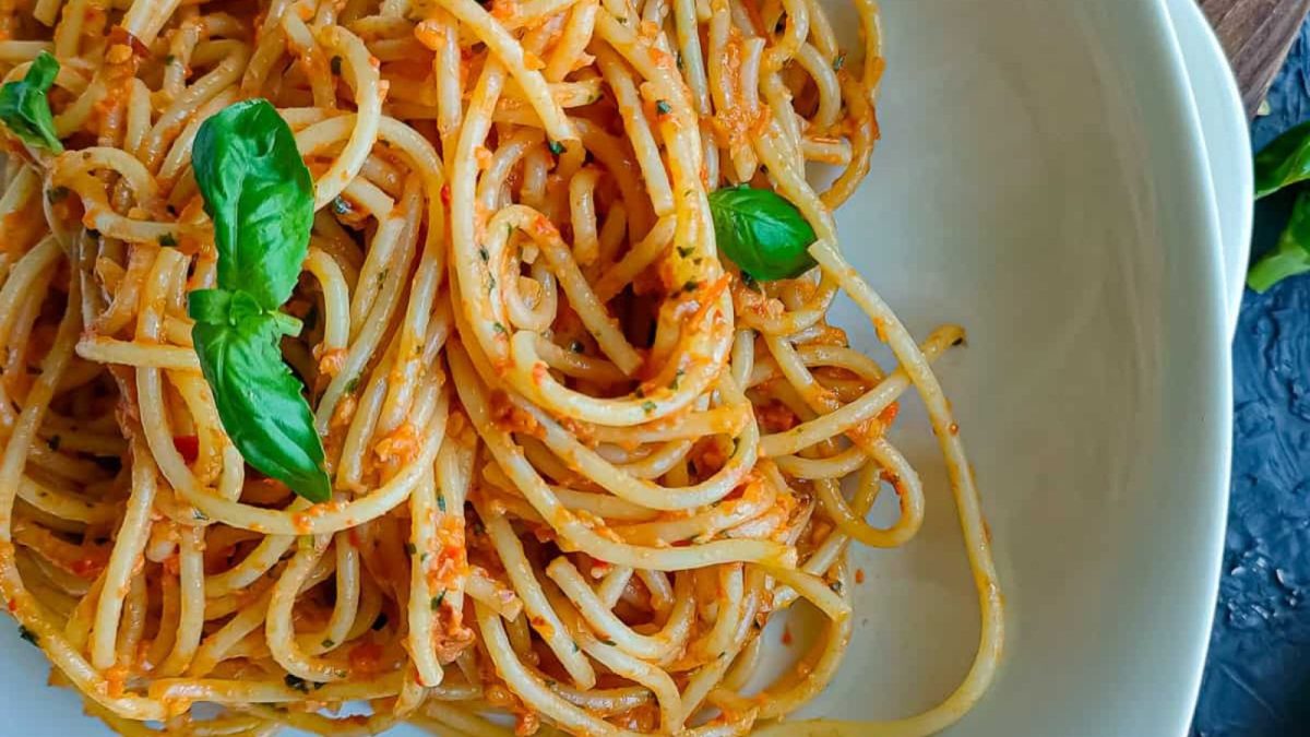 Easy Red Pesto Pasta with Chili Pesto