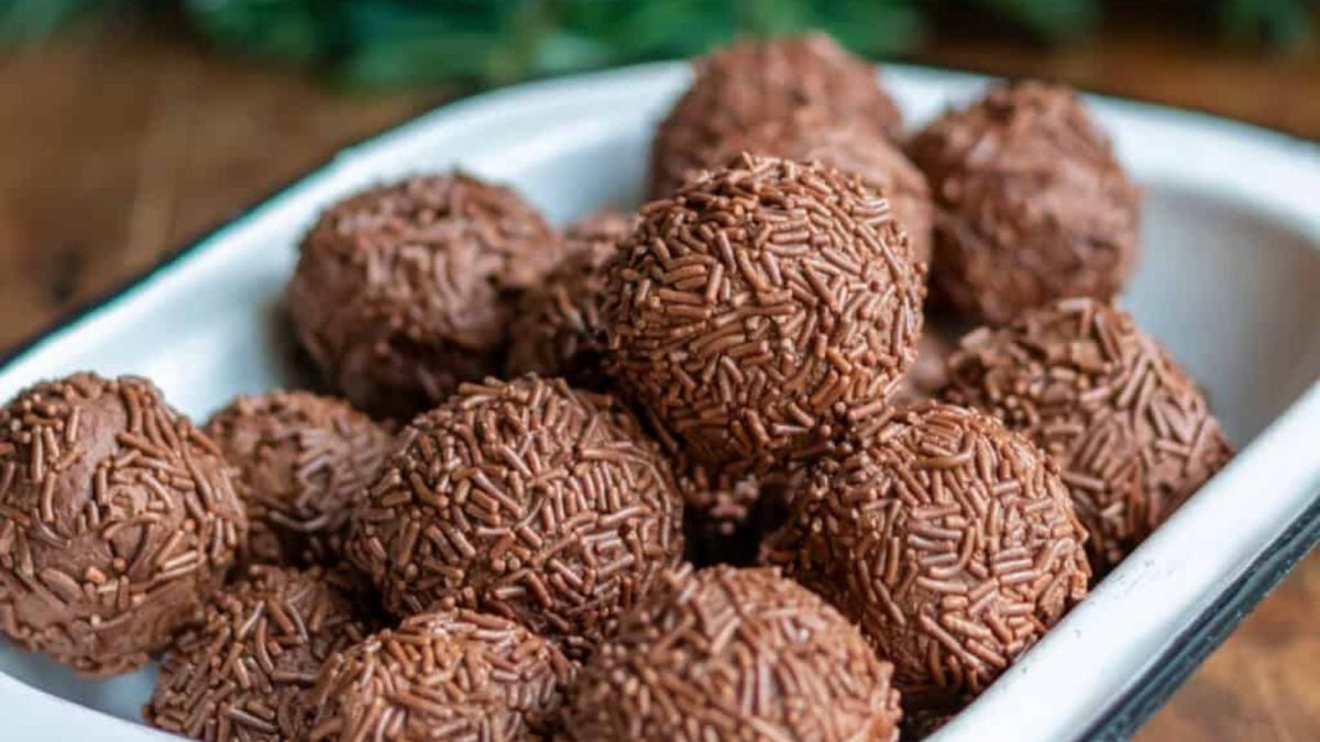 20 Classic German Dishes You Should Try at Least Once 11 RUMKUGELN GERMAN RUM BALLS
