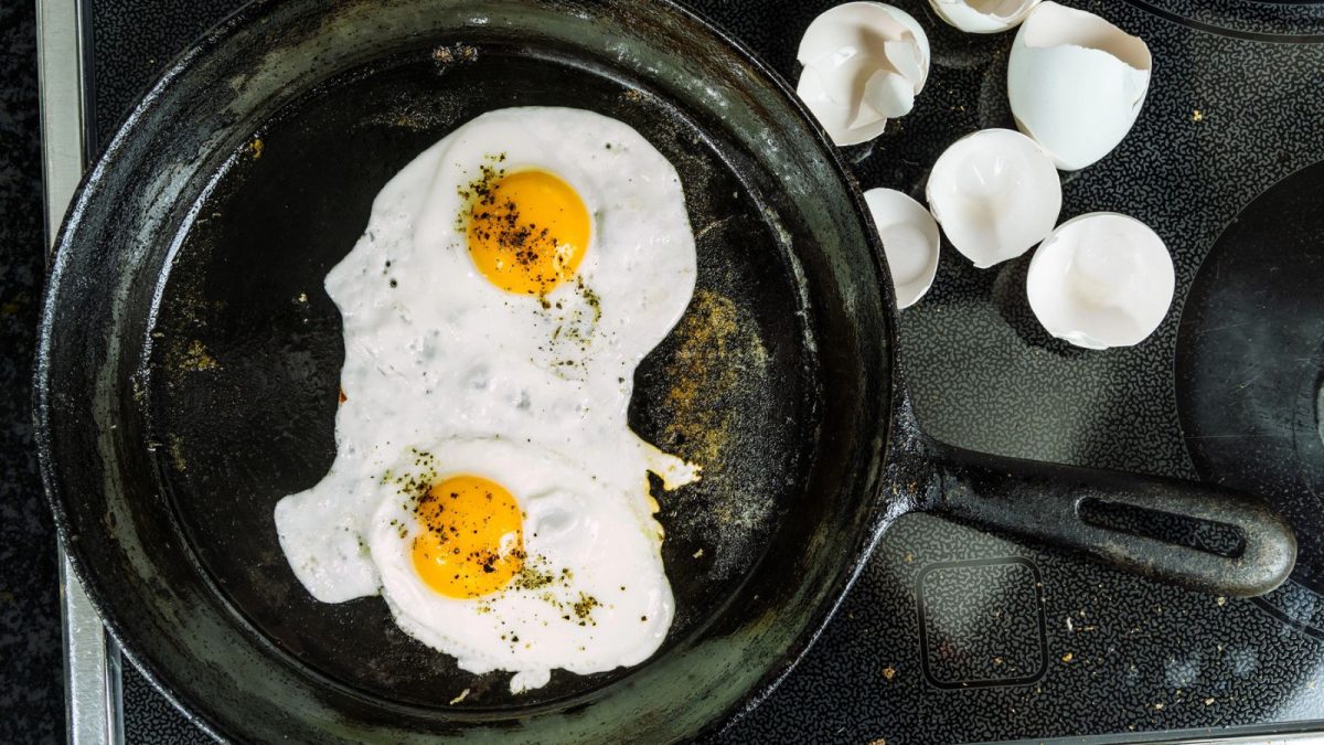 egg on a cast iron