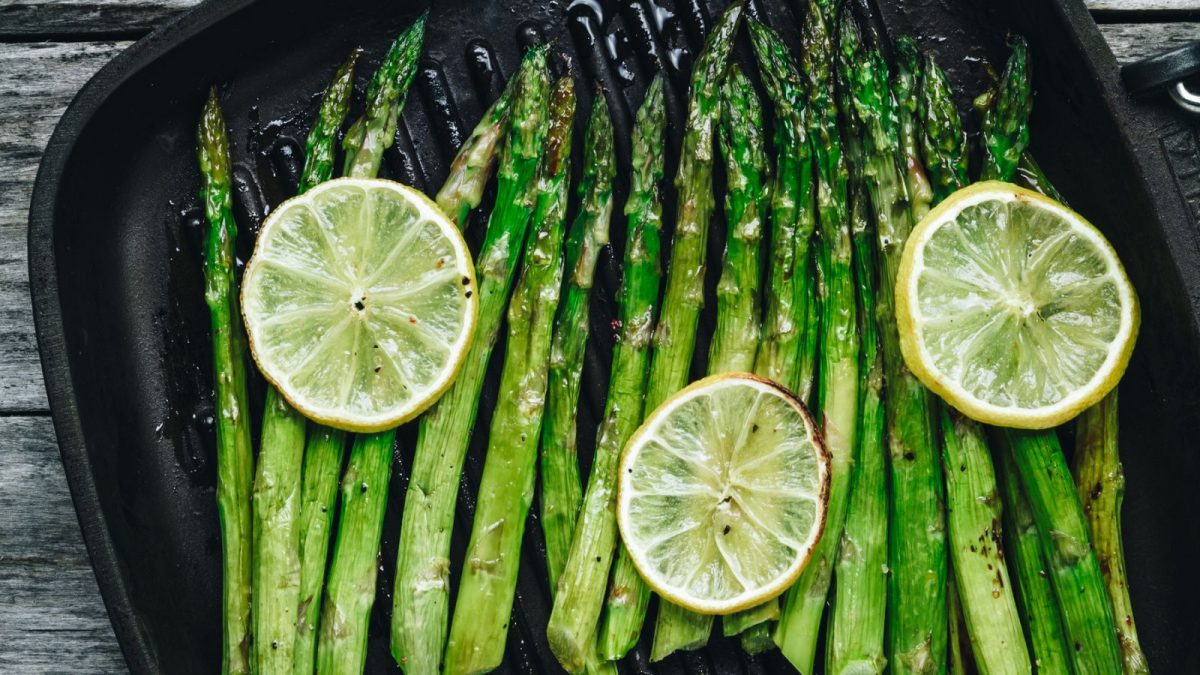 grilled asparagus with lemon on cast iron