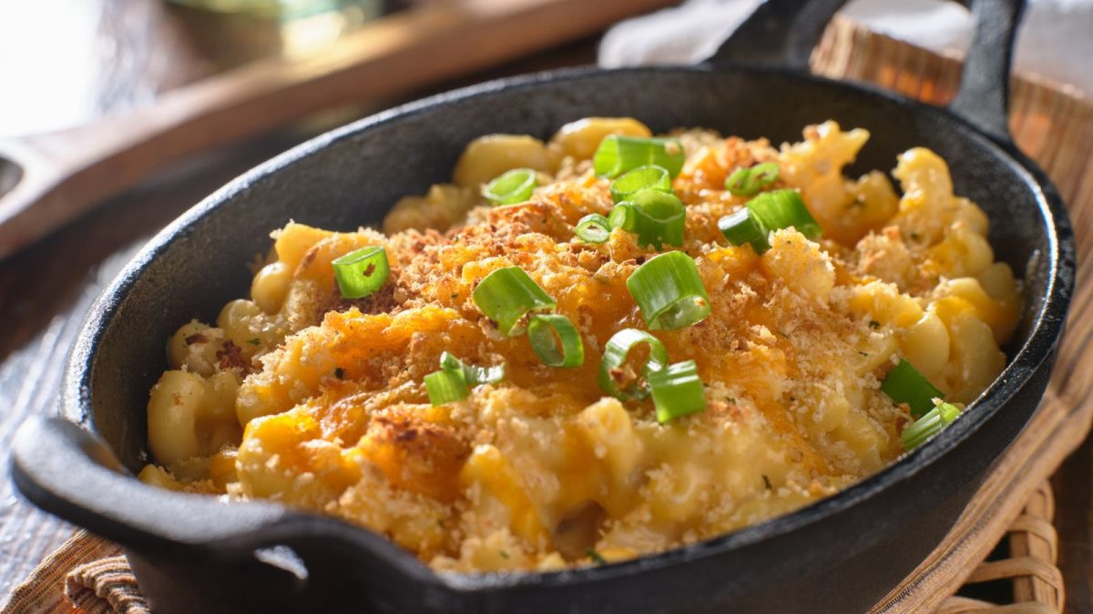 macaroni-cheese-baked-cast-iron-skillet