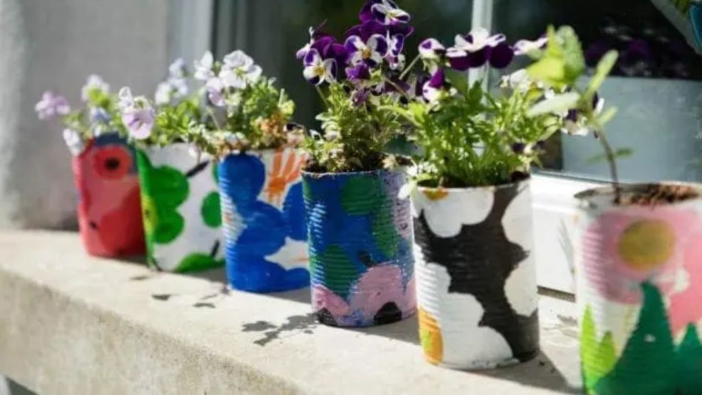 15 DIY Vases to Put Flowers In When You’re Tired of Boring Flower Containers 1 tin can craft