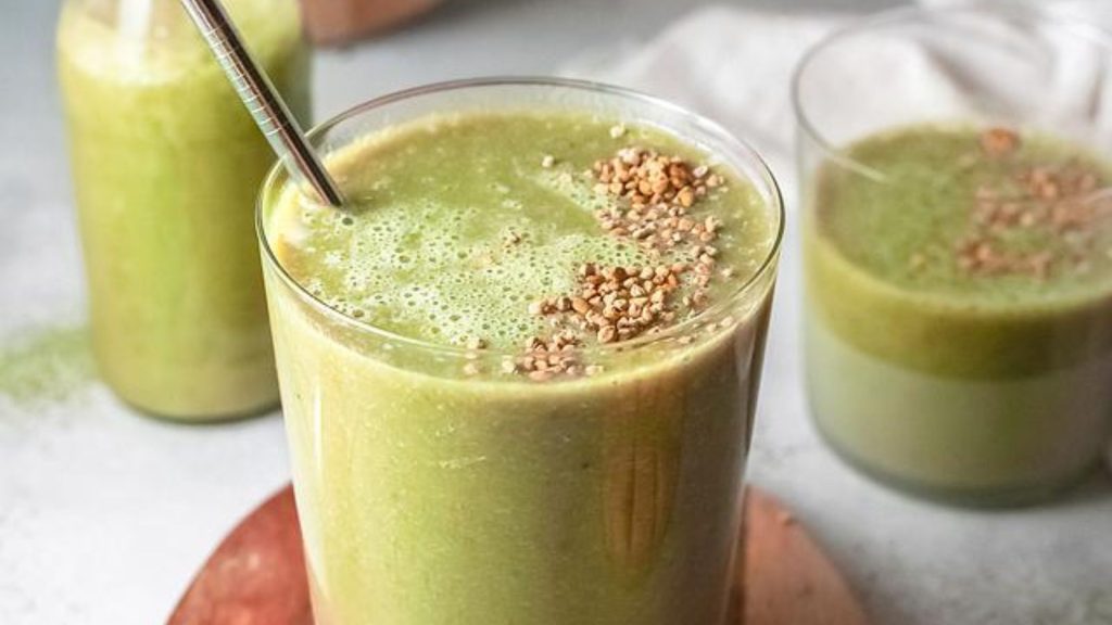 20 Matcha Recipes That’ll Make You Forget Chocolate Exists 11 Food blogger, Bella Bucchiotti of xoxoBella, shares a recipe for a mango banana match smoothie. You will love this green mango smoothie with almond milk.