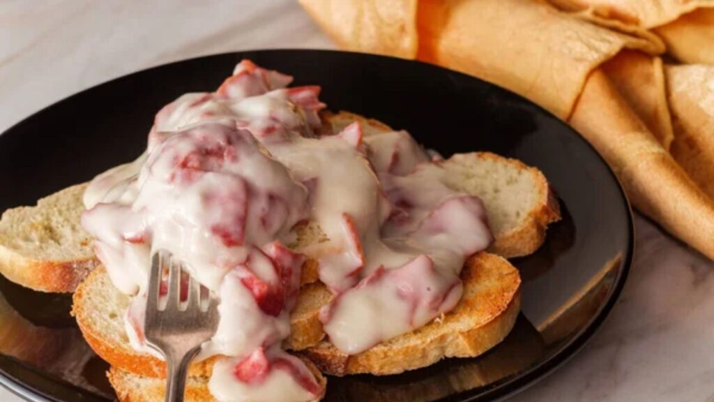 15 Simple Meals Families Relied on During the Great Depression 1 Chipped Beef on Toast